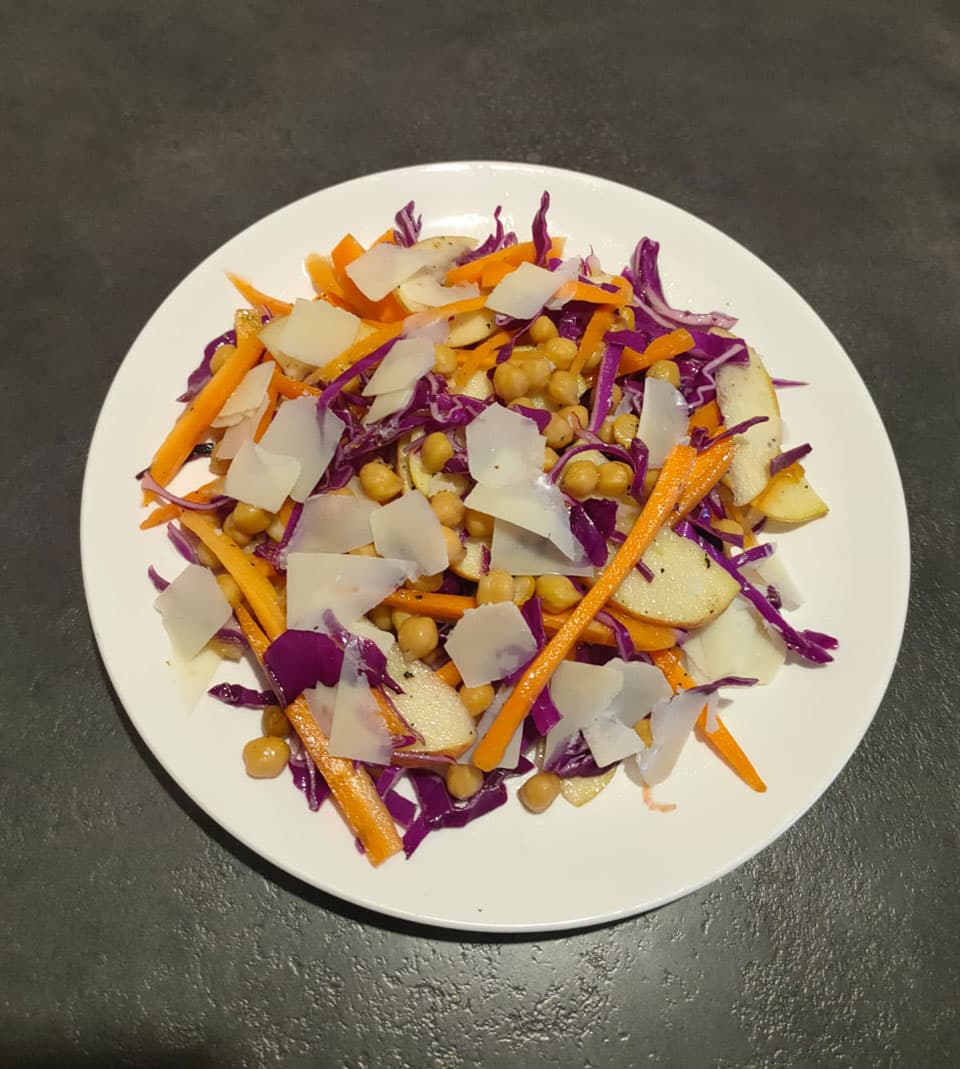 INSALATA CON CAVOLO ROSSO, MELA E CECI
